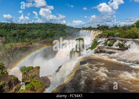 Ein Blick von der oberen Höhenweg, Iguazu Falls National Park, UNESCO-Weltkulturerbe, Misiones, Argentinien, Südamerika Stockfoto