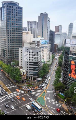 Erhöhten Blick auf einer belebten Zentrum Straße und Hochhäuser an einem regnerischen Sommertag, Rathaus Bereich, Seoul, Südkorea Stockfoto