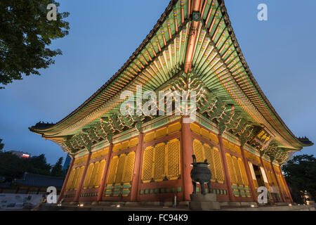 Junghwa-Jeon (Kaisersaal), Deoksugung Palast, traditionelle koreanische Gebäude, beleuchtet in der Abenddämmerung, Seoul, Südkorea, Asien Stockfoto