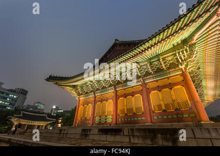 Junghwa-Jeon (Kaisersaal), Deoksugung Palast, traditionelle koreanische Gebäude, beleuchtet in der Abenddämmerung, Seoul, Südkorea, Asien Stockfoto