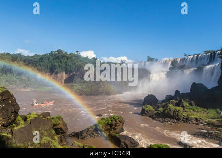 Eine Bootstour am Fuße des Wasserfalls, Iguazu Falls National Park, UNESCO-Weltkulturerbe, Misiones, Argentinien Stockfoto