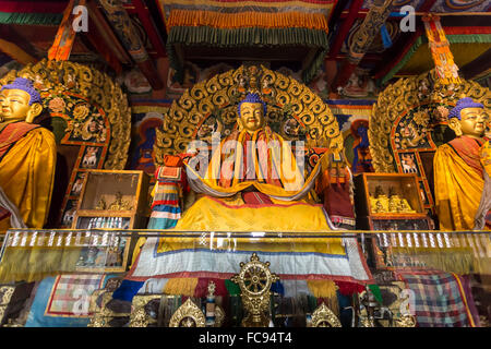 Goldenen Buddha-Statuen und Anzeige von Elementen, Baruun Zuu Tempel, Erdene Zuu Chiid, Kloster, Kharkhorin (Karakorum), Mongolei Stockfoto