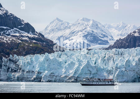 Ein Tourist Schiff erkundet den Lamplugh Gletscher im Glacier-Bay-Nationalpark und Konserve, südöstlichen Alaska, USA Stockfoto