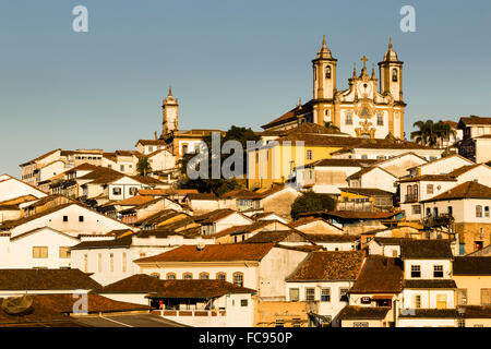 Altstadt von Ouro Preto, ehemaligen kolonialen Bergbau-Stadt mit der Kirche Igreja da Nossa Senhora do Carmo, Ouro Preto Stockfoto