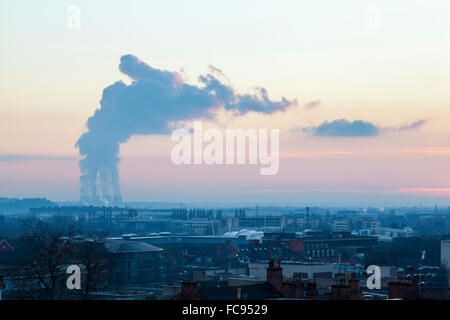 Klimawandel. Rauchemissionen von Ratcliffe auf dem Kraftwerk Soar in Nottinghamshire mit der Stadt Nottingham im Vordergrund. England, Großbritannien Stockfoto