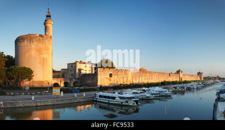 Tour de Constance Turm und Stadt-Wand bei Sonnenuntergang, Petit Camargue, Aigues Mortes, Departement Gard, Languedoc-Roussillon, Frankreich Stockfoto