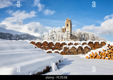 Die Kirche San Gian umgeben von verschneiten Wäldern, Celerina, Engadin, Kanton Graubünden (Graubünden), Schweiz, Europa Stockfoto