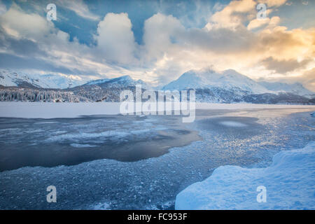 Das Ufer des zugefrorenen See Sils, Oberengadin, Graubünden (Graubünden), Schweiz, Europa Stockfoto