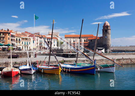 Traditionelle Fischerboote, Festung Kirche Notre Dame des Anges, Collioure, Pyrenäen-Orientales, Languedoc-Roussillon, Frankreich Stockfoto