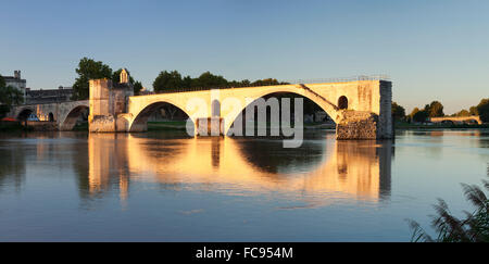 Brücke St. Benezet über Rhone Fluss bei Sonnenuntergang, UNESCO, Avignon, Vaucluse, Provence, Provence-Alpes-Cote d ' Azur, Frankreich Stockfoto