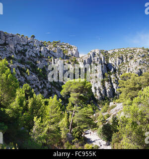 Menschen wandern durch felsige Landschaft von Les Calanques, Nationalpark, Cassis, Provence, Provence-Alpes-Cote d ' Azur, Frankreich Stockfoto