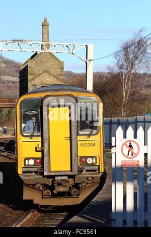 Klasse 153 Dieselaggregat Ankunft in Carnforth Bahnhof mit einem Passagierservice von Barrow-in-Furness nach Lancaster. Stockfoto