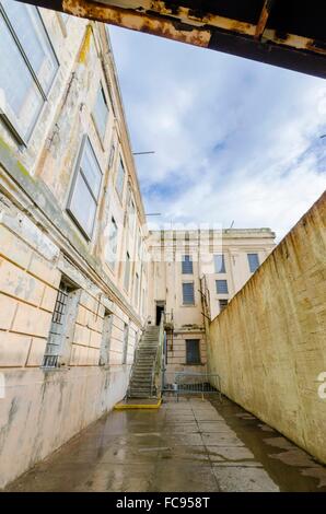 Den Zaun rund um den Hof Erholung auf der Insel Alcatraz Gefängnis, heute ein Museum, in San Francisco, Kalifornien, USA. Ein Blick auf Stockfoto