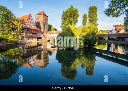 Alte Fachwerkhäuser und hängenden Turm, Nürnberg, Middle Franconia, Bayern, Deutschland, Europa Stockfoto