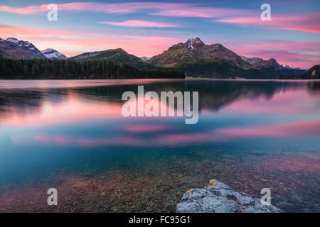 Rosa Himmel in der Dämmerung leuchtet die Gipfel spiegeln sich in Silsersee, Engadin, Kanton Graubünden, Schweiz, Europa Stockfoto