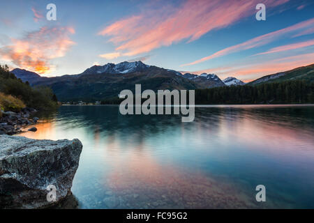 Rosa Himmel in der Dämmerung leuchtet die Gipfel spiegeln sich in Silsersee, Engadin, Kanton Graubünden, Schweiz, Europa Stockfoto