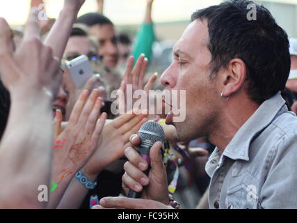 Rick Witter, Frontmann mit Shed Seven nähert sich seinem Publikum nach dem Sprung in die Grube Bühne auf dem Y nicht Festival, UK Stockfoto