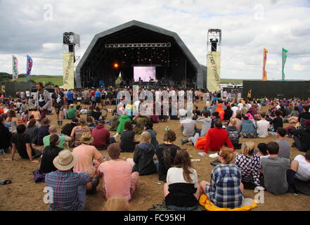 Festivalbesucher versammeln sich um die Hauptbühne beim Y Not Music Festival, Derbyshire England UK Stockfoto