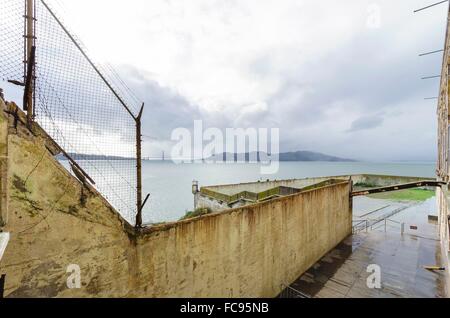 Die Erholung Hof auf der Insel Alcatraz Gefängnis, heute ein Museum, in San Francisco, Kalifornien, USA. Ein Blick auf die Übung yar Stockfoto