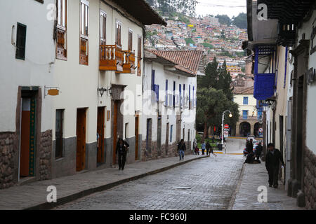 Seitenstraße im Zentrum von Cusco mit Vororten der Stadt auf dem Hügel über Cuzco, Peru, Südamerika Stockfoto