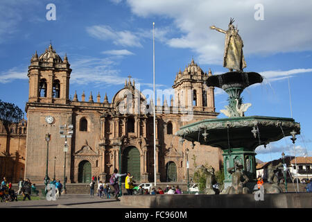 Kathedrale und Brunnen in Plaza de Armas, Cuzco, UNESCO World Heritage Site, Peru, Südamerika Stockfoto