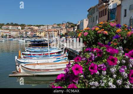 Traditionelle Fischerboote vertäut im Hafen von der historischen Stadt von Cassis, Cote d ' Azur, Provence, Frankreich, mediterran Stockfoto