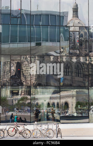 Die neue MuCEM Galerie in Marseille mit der Kathedrale spiegelt sich im Glas, Marseille, Provence, Frankreich, Europa Stockfoto