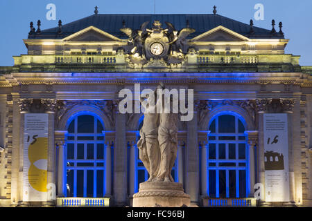 Die drei Grazien-Brunnen und der Oper in Place De La Comedie in der Stadt Montpellier in der Nacht, Languedoc-Roussillon, Frankreich Stockfoto