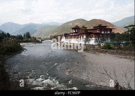 Punakha Dzong, alte Hauptstadt von Bhutan, am Zusammenfluss der Mo Chu (Mutter) Flüsse, Punakha, Bhutan und Pho-Chu (Vater) Stockfoto