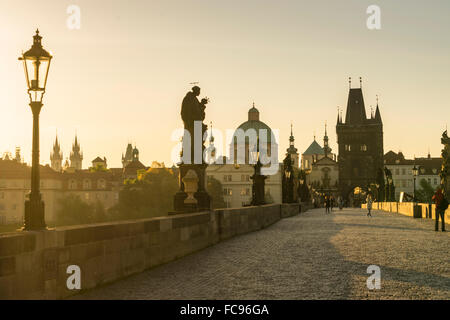 Sonnenaufgang auf der Karlsbrücke, UNESCO-Weltkulturerbe, Prag, Tschechische Republik, Europa Stockfoto