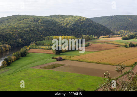 Fluss und Landschaft in der Nähe von Beynac et Cazenac, Dordogne, Frankreich Stockfoto