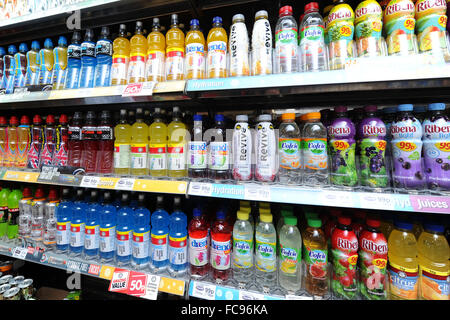 Fizzy kohlensäurehaltige Erfrischungsgetränke für Verkauf in einem Geschäft. Zuckerhaltige Limonaden verursachen Karies, Diabetes und Herzerkrankungen. Stockfoto