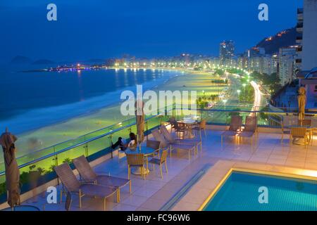 Copacabana-Strand bei Dämmerung, Rio De Janeiro, Brasilien, Südamerika Stockfoto