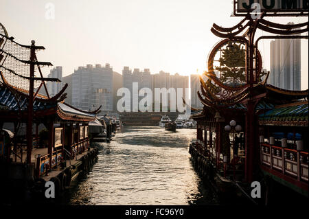 Aberdeen Harbour bei Sonnenuntergang, Hong Kong Island, China, Asien Stockfoto