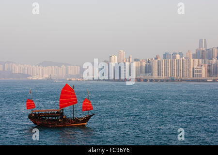 Chinesisch (traditionell) Junk-Segeln im Hafen von Hongkong, Hong Kong, China, Asien Stockfoto