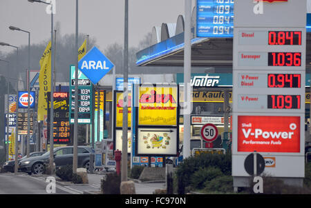 Wasserbillig, Luxemburg. 20. Januar 2016. Ein Blick auf Reihen von Tankstellen mit ihren Preistabellen entlang einer Straße in Wasserbillig, Luxembourg, 20. Januar 2016. Benzin-Tourismus aus Deutschland in angrenzende Länder, so ist Luxemburg, ist zurückgegangen, da die anhaltende Rückgang der Öl und Benzin Preise. Foto: Harald Tittel/Dpa/Alamy Live News Stockfoto