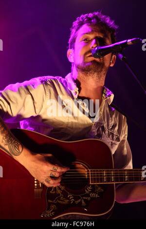 Frank Turner, Frontmann von Frank Turner und die schlafen Seelen führt auf der Hauptbühne auf dem Y Not Music Festival, UK Stockfoto