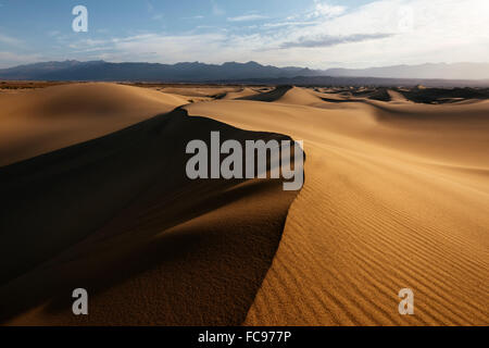 Mesquite Sand Dunes bei Dämmerung, Death Valley Nationalpark, Kalifornien, Vereinigte Staaten von Amerika, Nordamerika Stockfoto