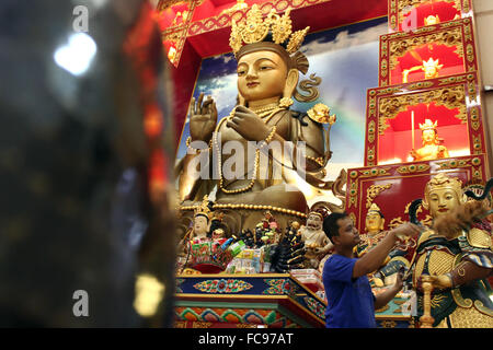 Sumatra, Indonesien. 21. Januar 2016. Indonesien ein chinesischer Mann reinigt die Statue des Buddha in Vorbereitung für Chinese New Year Feier in Satya-Buddha-Tempel in Medan, Nord-Sumatra, Indonesien, am 21. Januar 2016. Das chinesische Neujahrsfest fällt am 8. Februar dieses Jahres markiert das Jahr des Affen im chinesischen Kalender. Bildnachweis: Ivan Damanik/Alamy Live-Nachrichten Stockfoto