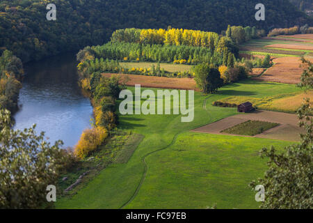 Fluss und Landschaft in der Nähe von Beynac et Cazenac, Dordogne, Frankreich Stockfoto