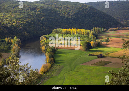 Fluss und Landschaft in der Nähe von Beynac et Cazenac, Dordogne, Frankreich Stockfoto