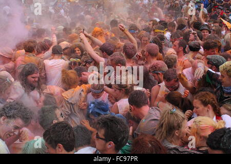 Festivalbesucher beteiligen sich an einer Pulverbeschichtung werfen Ereignis beim Y Not Music Festival, Peak District, Derbyshire England UK Stockfoto