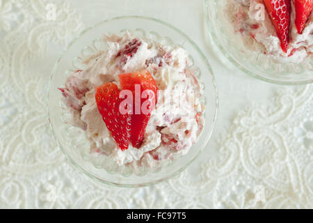 Eton mess Ein traditioneller englischer Sommer Dessert mit Erdbeeren Himbeeren Baiser und Sahne Stockfoto