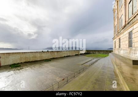 Die Erholung Hof auf der Insel Alcatraz Gefängnis, heute ein Museum, in San Francisco, Kalifornien, USA. Ein Blick auf die Übung yar Stockfoto