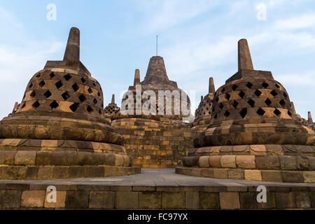 Die wunderschönen Stupas des Borobudur Tempelkomplexes. Borobudur ist der größte buddhistische Tempel der Welt. Stockfoto