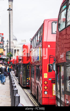 Rote Busse Warteschlange auf Whitehall, London, England, U.K Stockfoto