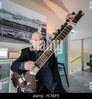 Man spielt die Sitar, Reykjavik, Island Stockfoto