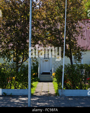 Kleines Haus im Sommer, Akureyri, Island Stockfoto