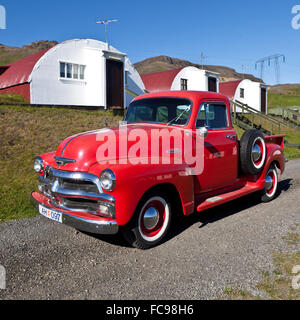 Alten Chevrolet Pickup-Truck vor alten Sommerhütten, Hvalfjordur, Island Stockfoto