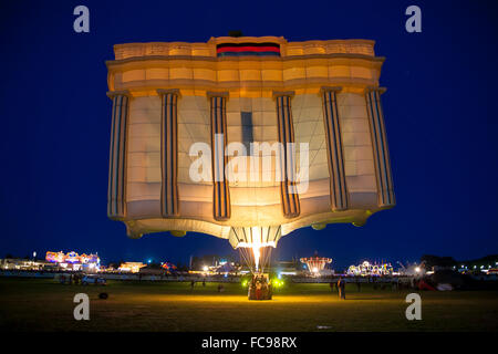 DEU, Deutschland, Sauerland Region, Warstein, Internationale Ballonfestival in Warstein, Ballons während der Nacht Leuchten, ein Ballon Stockfoto